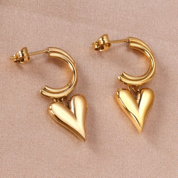 💛Gold plated heart stud earrings - Picture 2 of 5